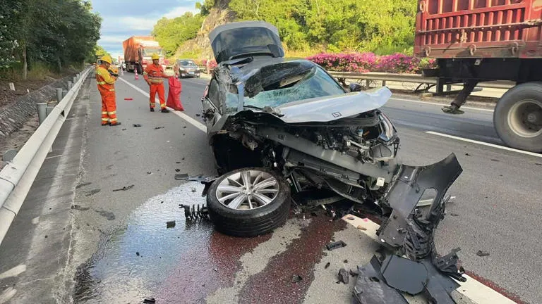 香港极氪X静止状态下遭16吨大货车追尾，车辆仅尾门受损，人员安全无虞插图